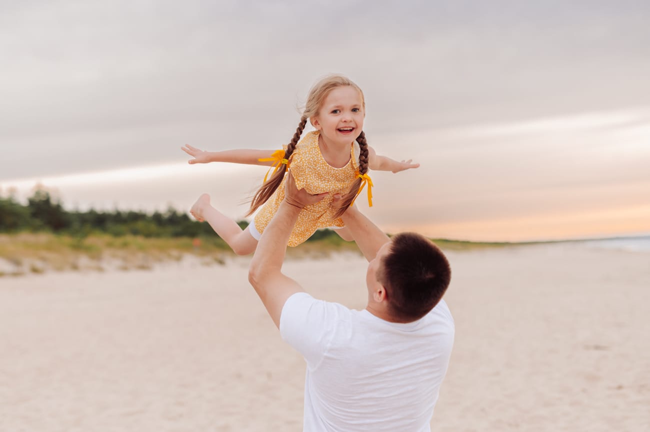 Tata podrzuca córkę sesja rodzinna w wakacje Gdańsk