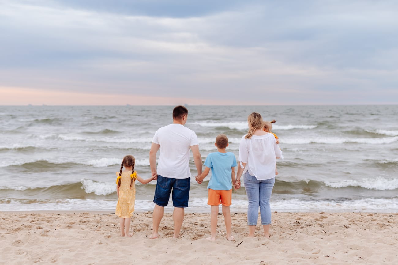 Rodzina patrzy na wzburzone morze sesja wakacyjna Gdańsk