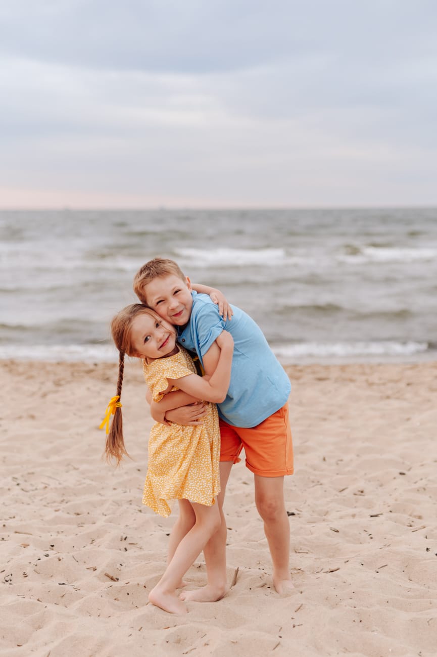 Brat przytula siostrę nad morzem sesja wakacyjna
