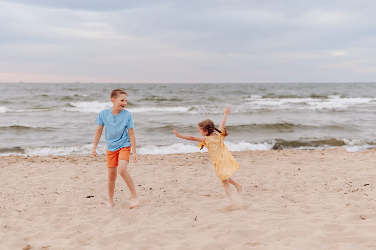 Dzieci bawią się na plaży sesja rodzinna w wakacje