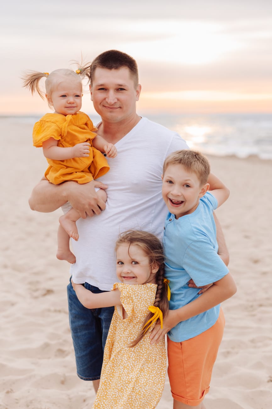 Tata z trójką dzieci sesja rodzinna w wakacje Gdańsk