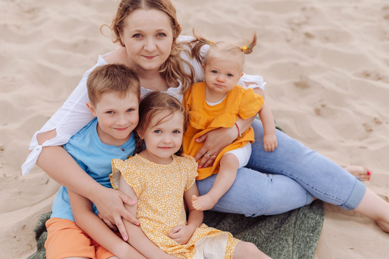 Mama z trójką dzieci sesja rodzinna nad morzem Gdańsk