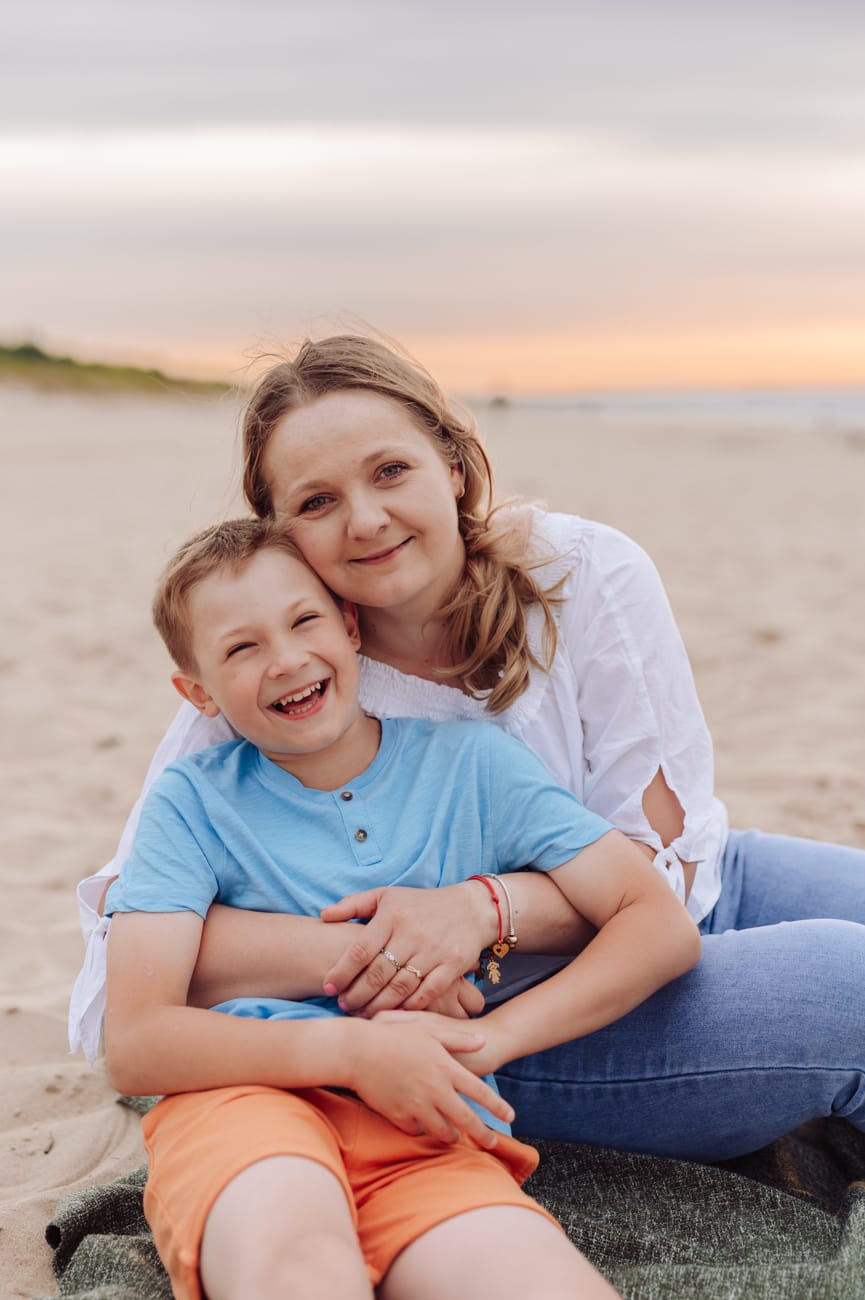 Mama z synem na kocu sesja rodzinna w wakacje