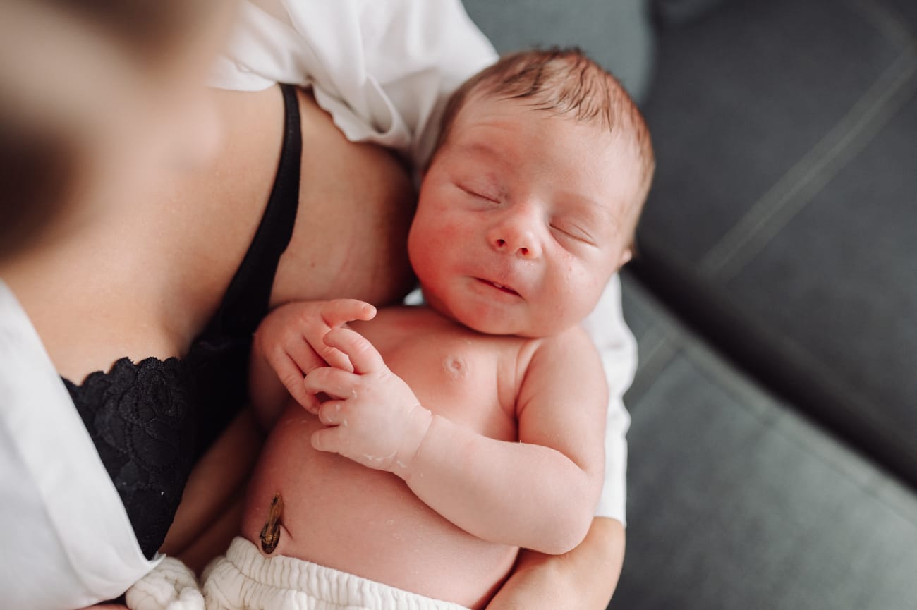 Zbliżenie twarzy noworodka domowa sesja Gdynia