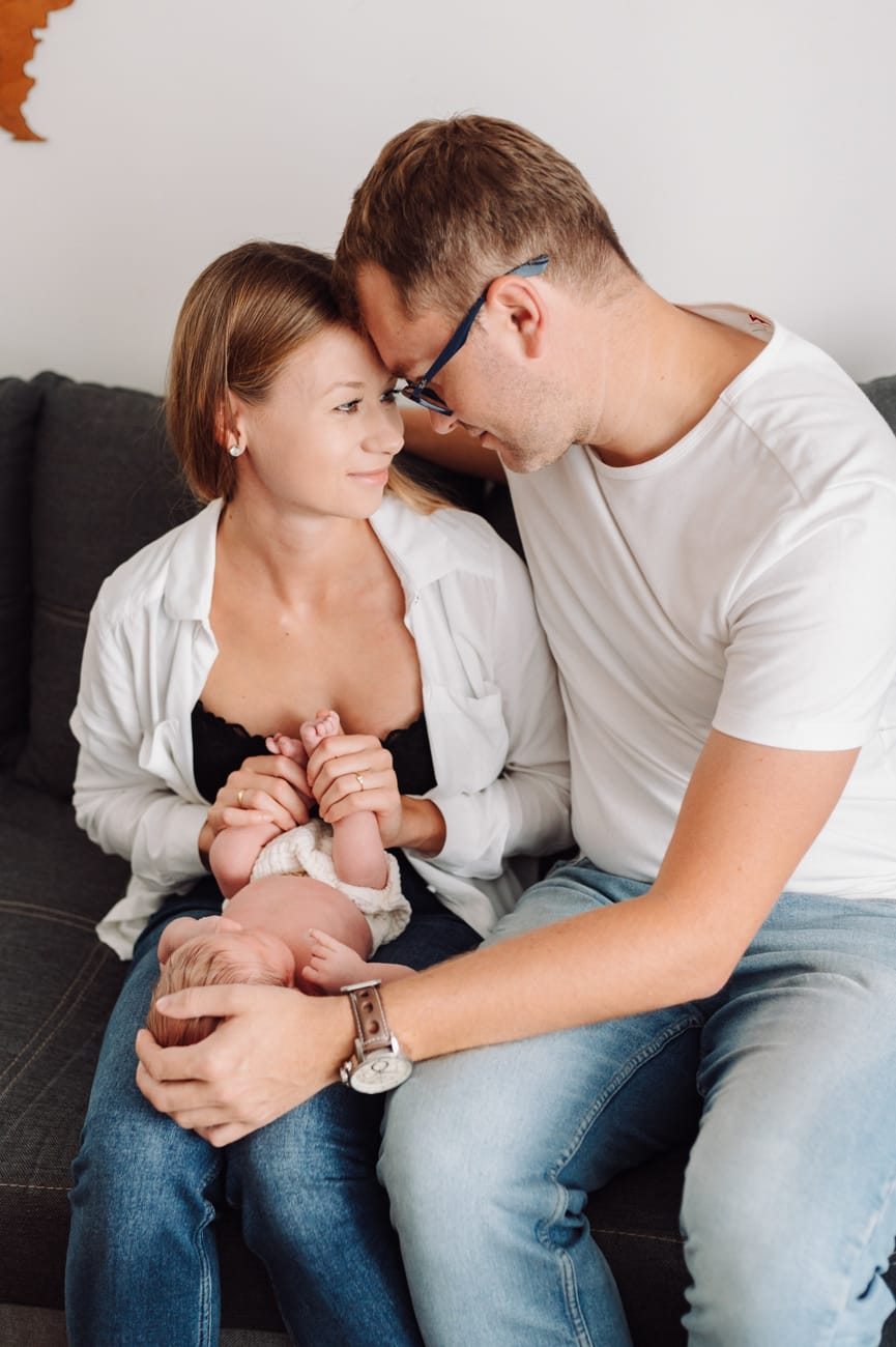 Noworodek leżący na mamie naturalna sesja w domu Gdynia