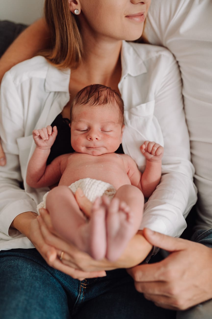 Noworodek w ramionach mamy domowa sesja Gdynia