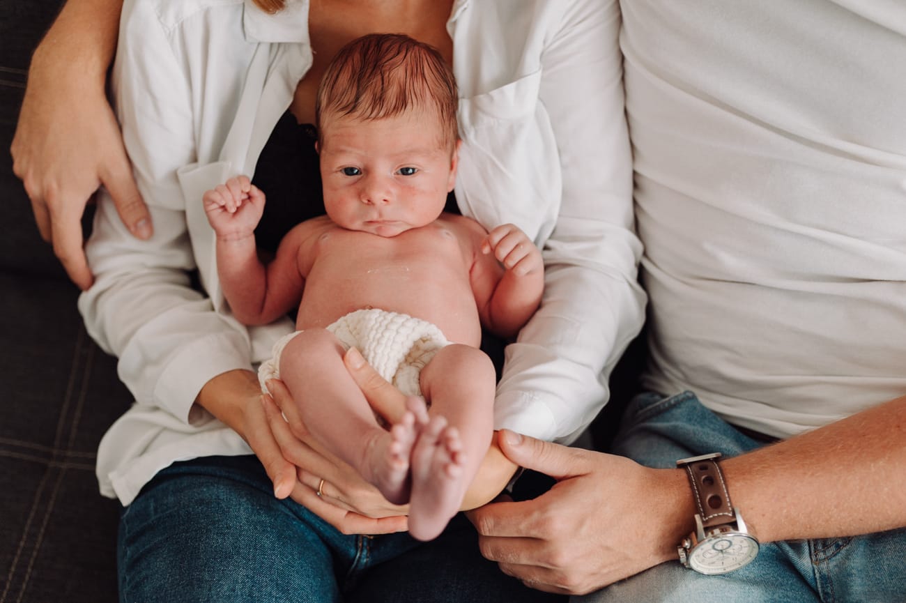 Noworodek w ramionach mamy zbliżenie sesja Gdynia