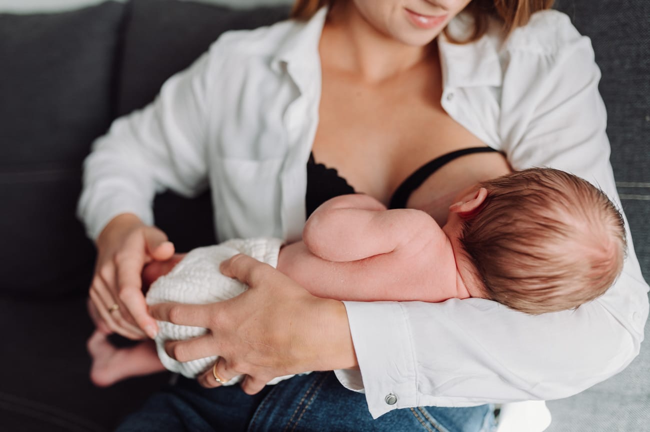 Karmienie noworodka domowa sesja lifestyle Gdynia