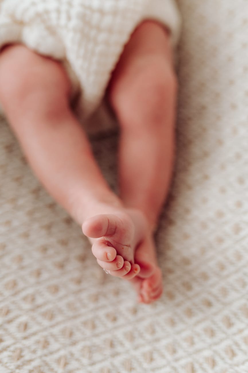 Stópki noworodka zbliżenie sesja lifestyle Gdynia