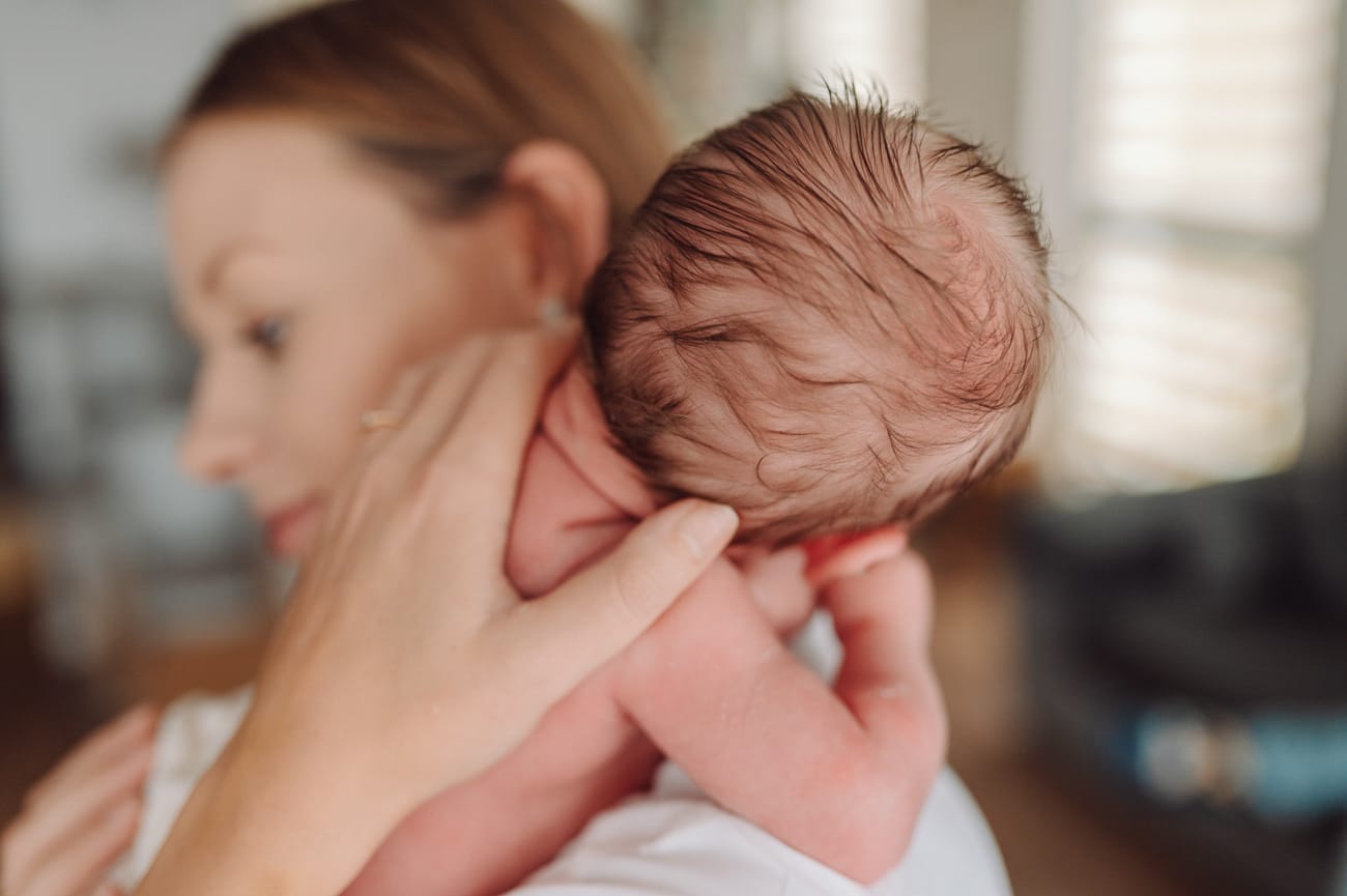 Mama z noworodkiem na ramieniu naturalna sesja Gdynia