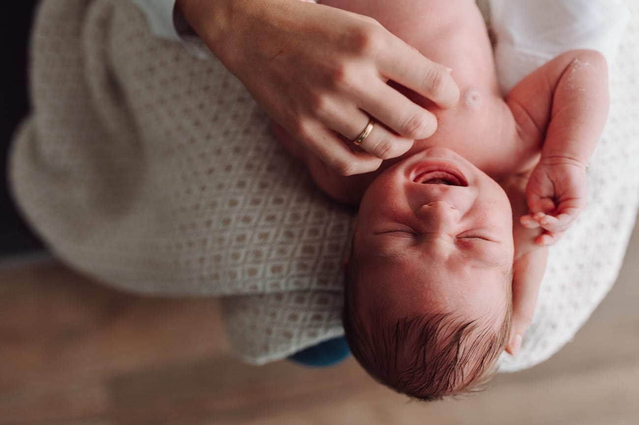 Portret noworodka - naturalna sesja lifestyle w domu Trójmiasto.