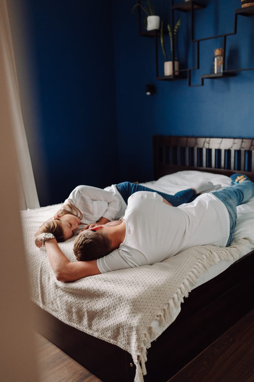 Rodzice leżą z noworodkiem w sypialni sesja Gdynia