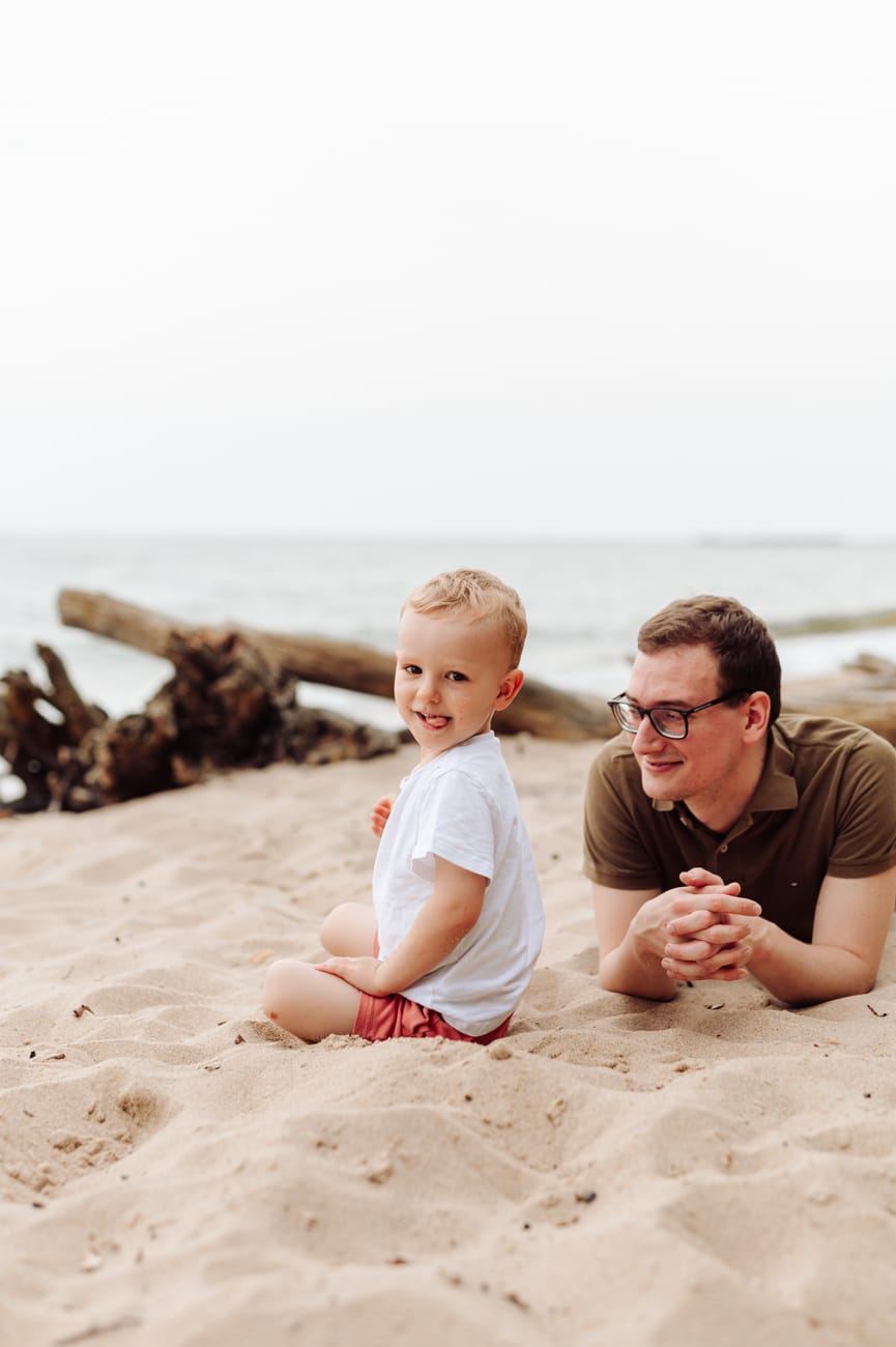 Tata z dwulatkiem portret sesja nad morzem Gdynia