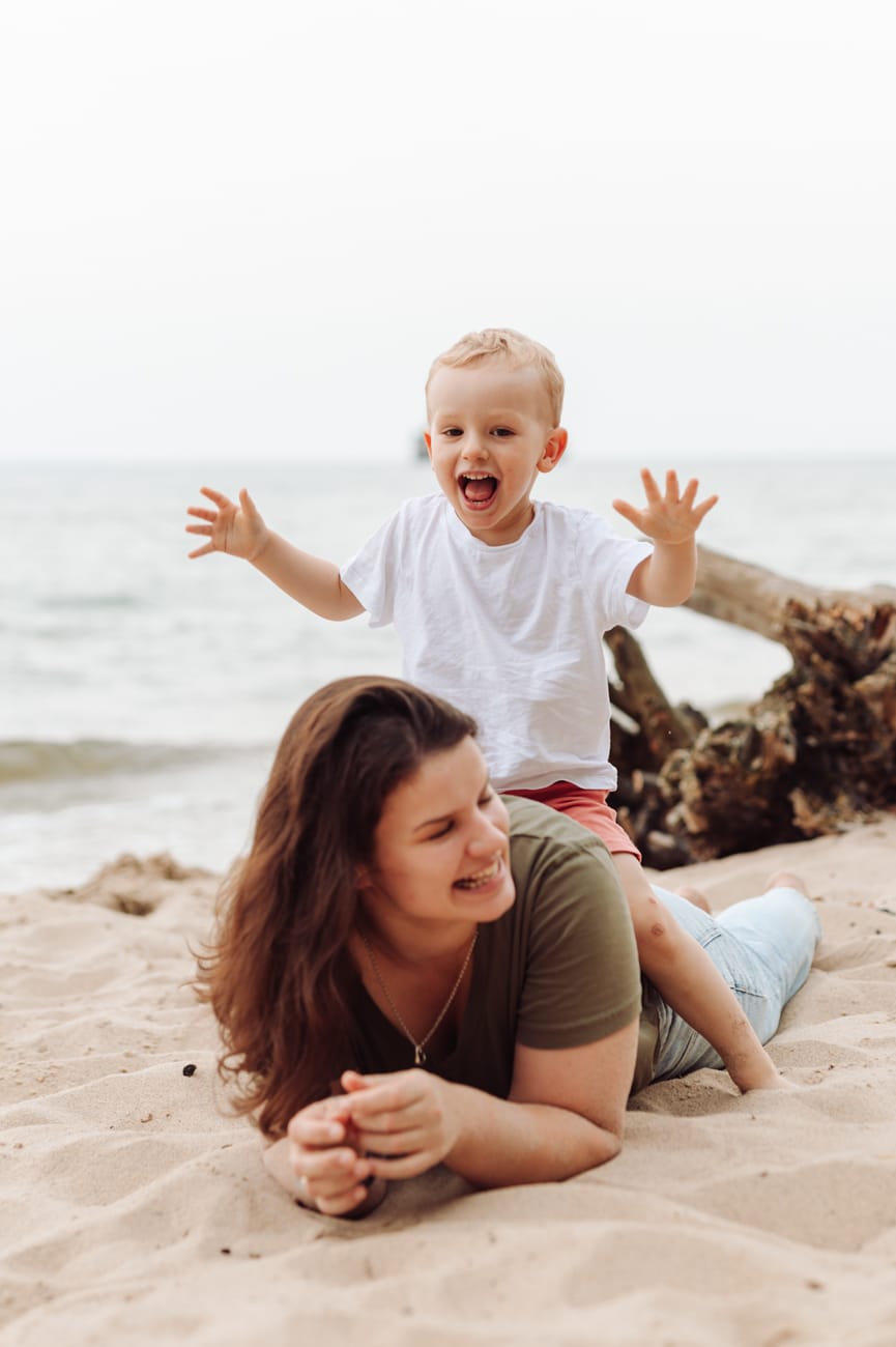 Rodzina na plaży sesja rodzinna z dwulatkiem Gdynia
