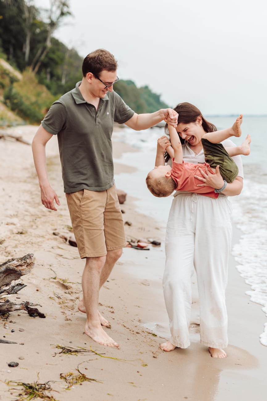 Radosna rodzina z dwulatkiem sesja nad morzem Gdynia