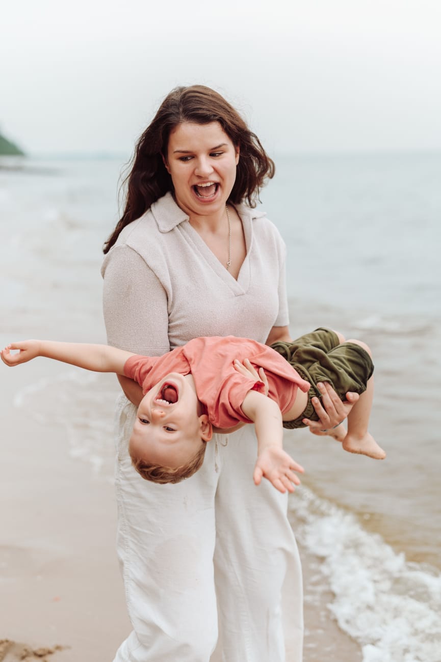 Mama z synem na plaży sesja z dwulatkiem Gdynia