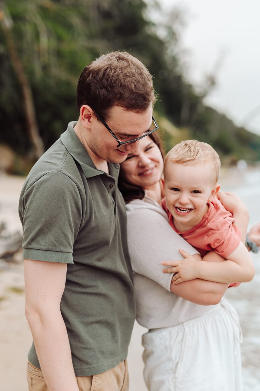 Rodzina bawi się na plaży sesja z dwulatkiem Gdynia