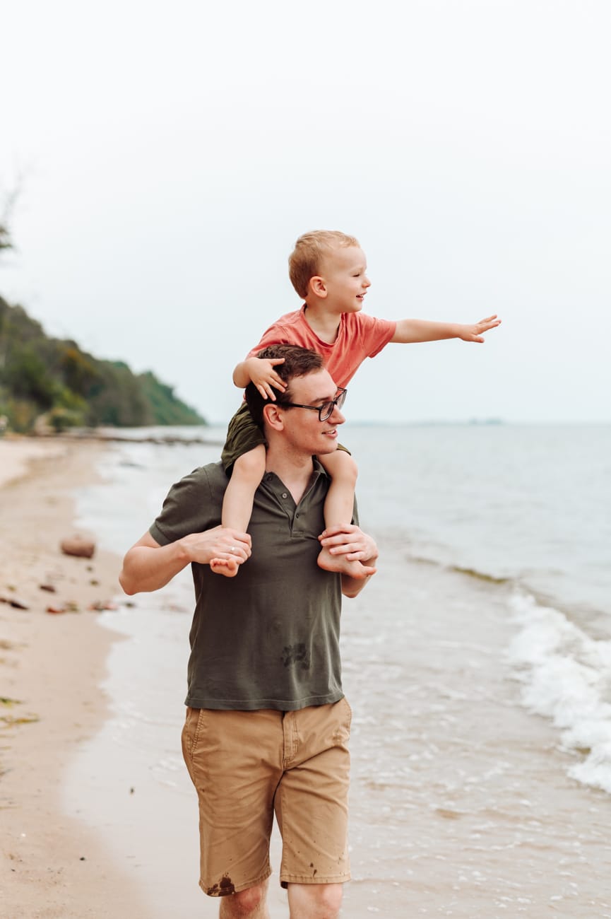 Dwulatek na ramionach taty wskazuje palcem sesja Gdynia