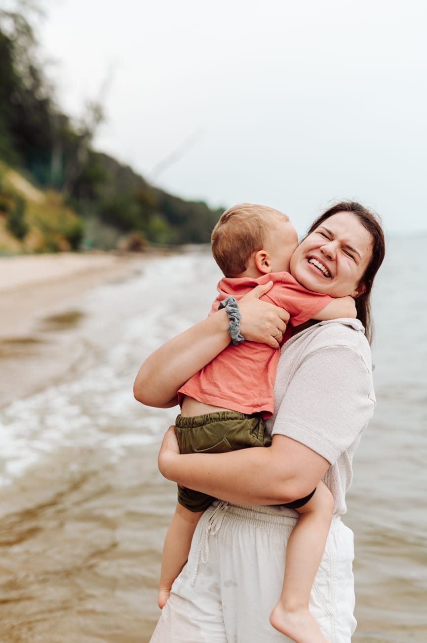 Mama z synem portret sesja z dwulatkiem nad morzem