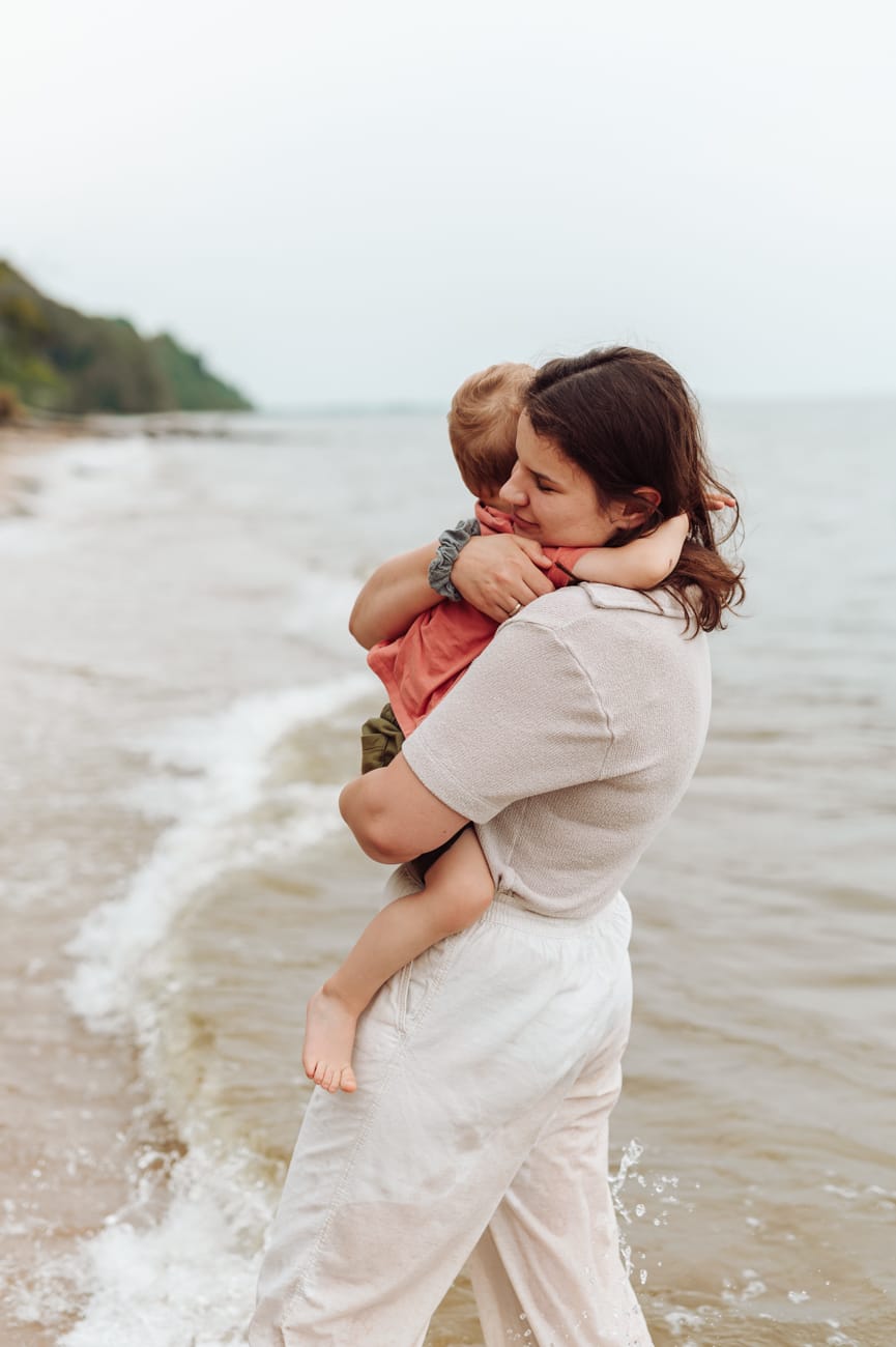 Dwulatek przytula mamę na plaży sesja rodzinna Gdynia
