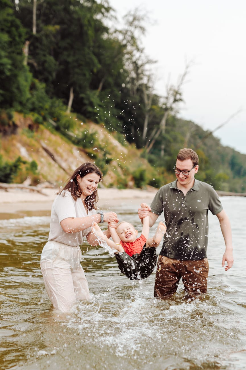 Dwulatek bawi się w wodzie sesja nad morzem Gdynia