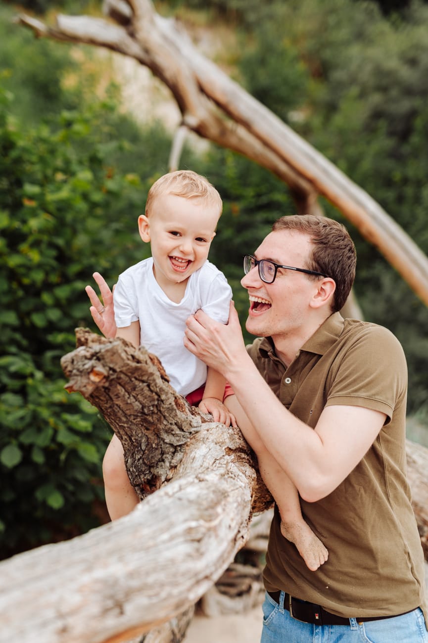 Dwulatek na konarze drzewa tata trzyma sesja Gdynia