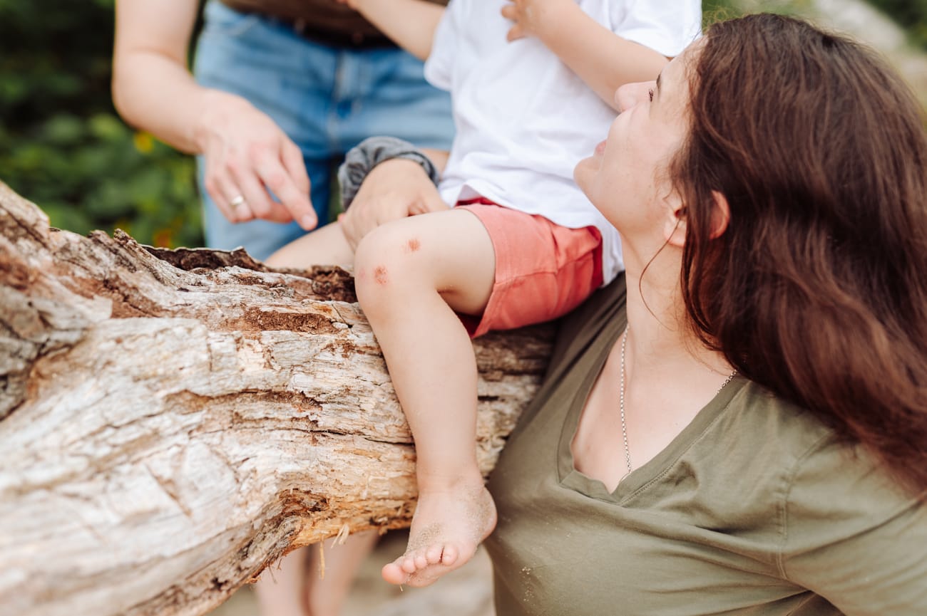 Rodzina przy drzewie na plaży sesja rodzinna Gdynia