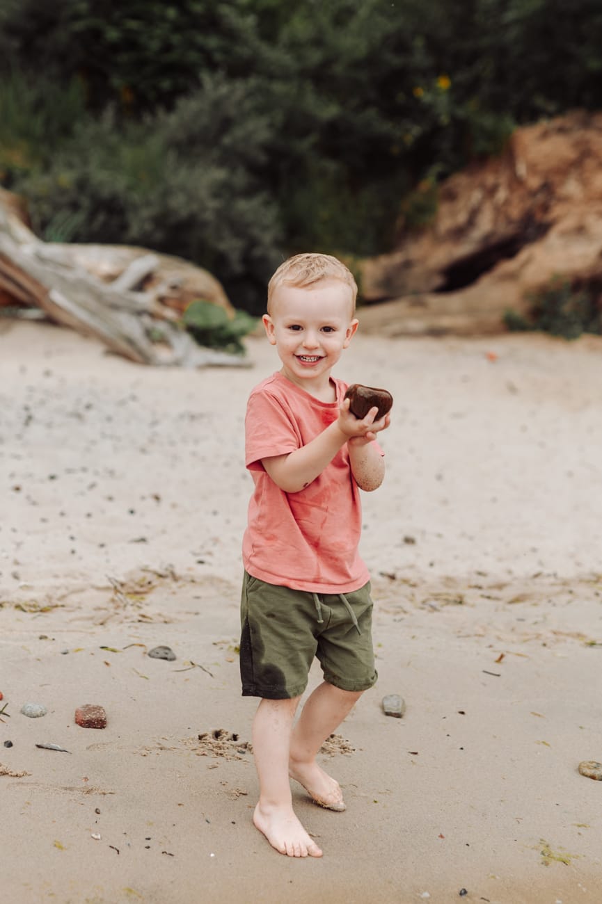 Dwulatek z kamieniem na plaży sesja rodzinna Gdynia
