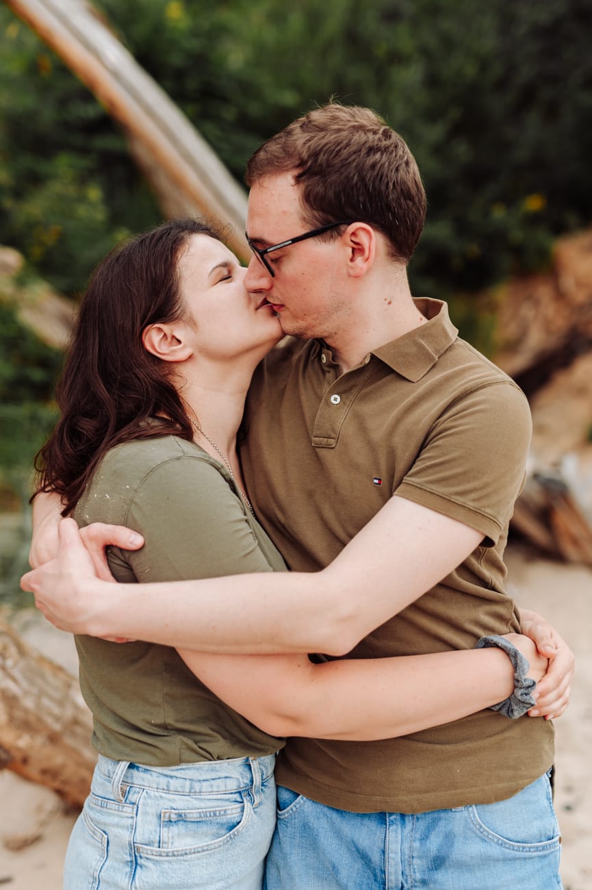 Rodzice całujący się sesja rodzinna nad morzem Gdynia