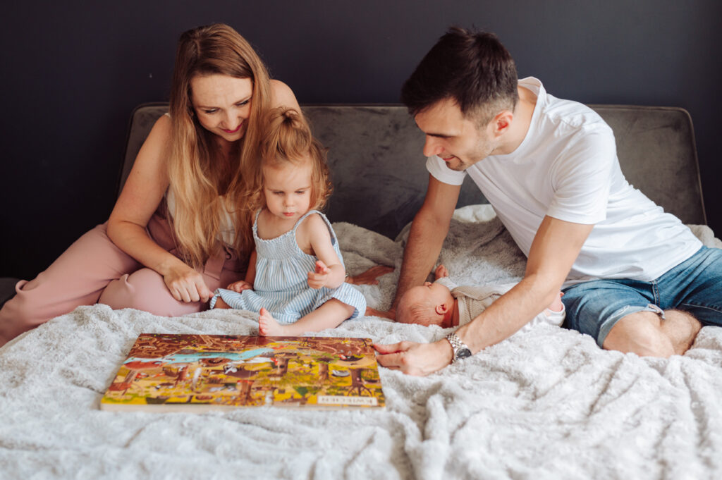 Sesja noworodkowa lifestyle Gdańsk noworodek śpi na kolanach taty