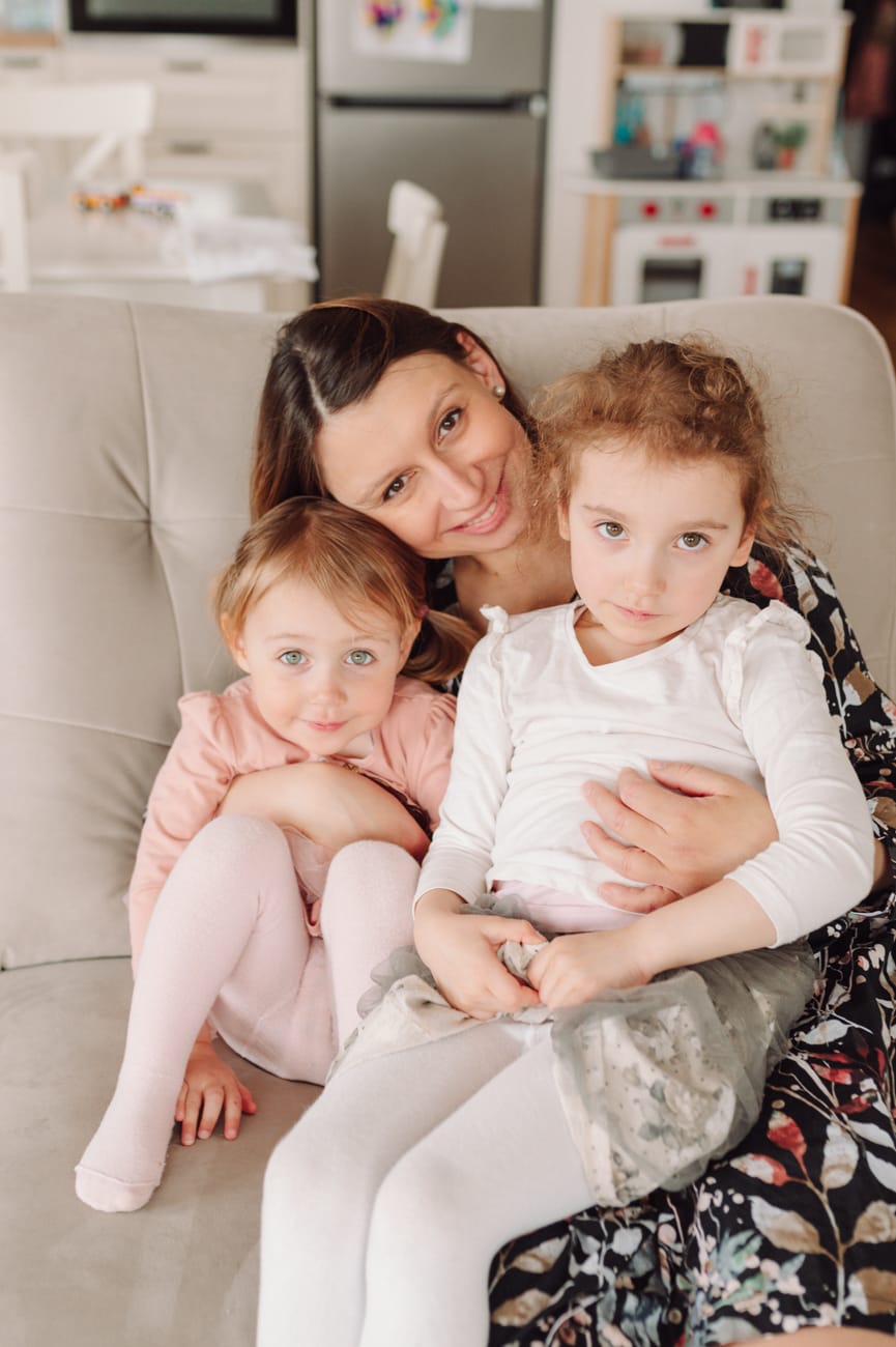 Córka przytula mamę sesja rodzinna w domu Gdańsk