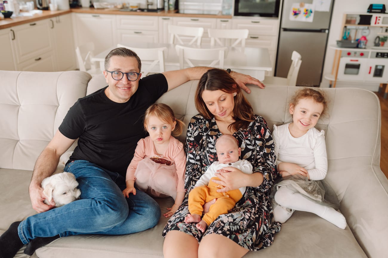 Rodzina na kanapie przytulasy sesja w domu Gdańsk