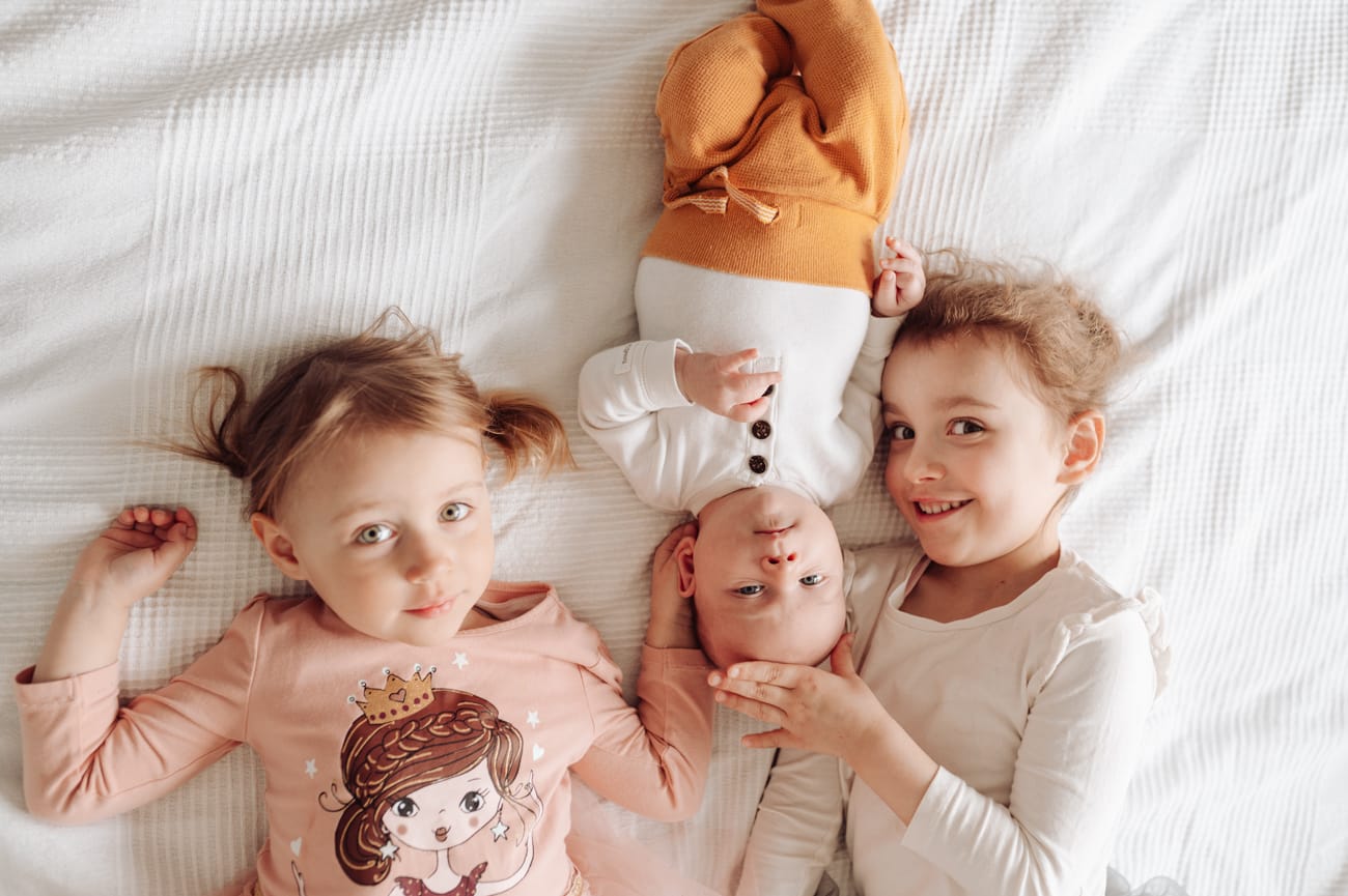 Rodzeństwo w sypialni sesja rodzinna w domu Gdańsk