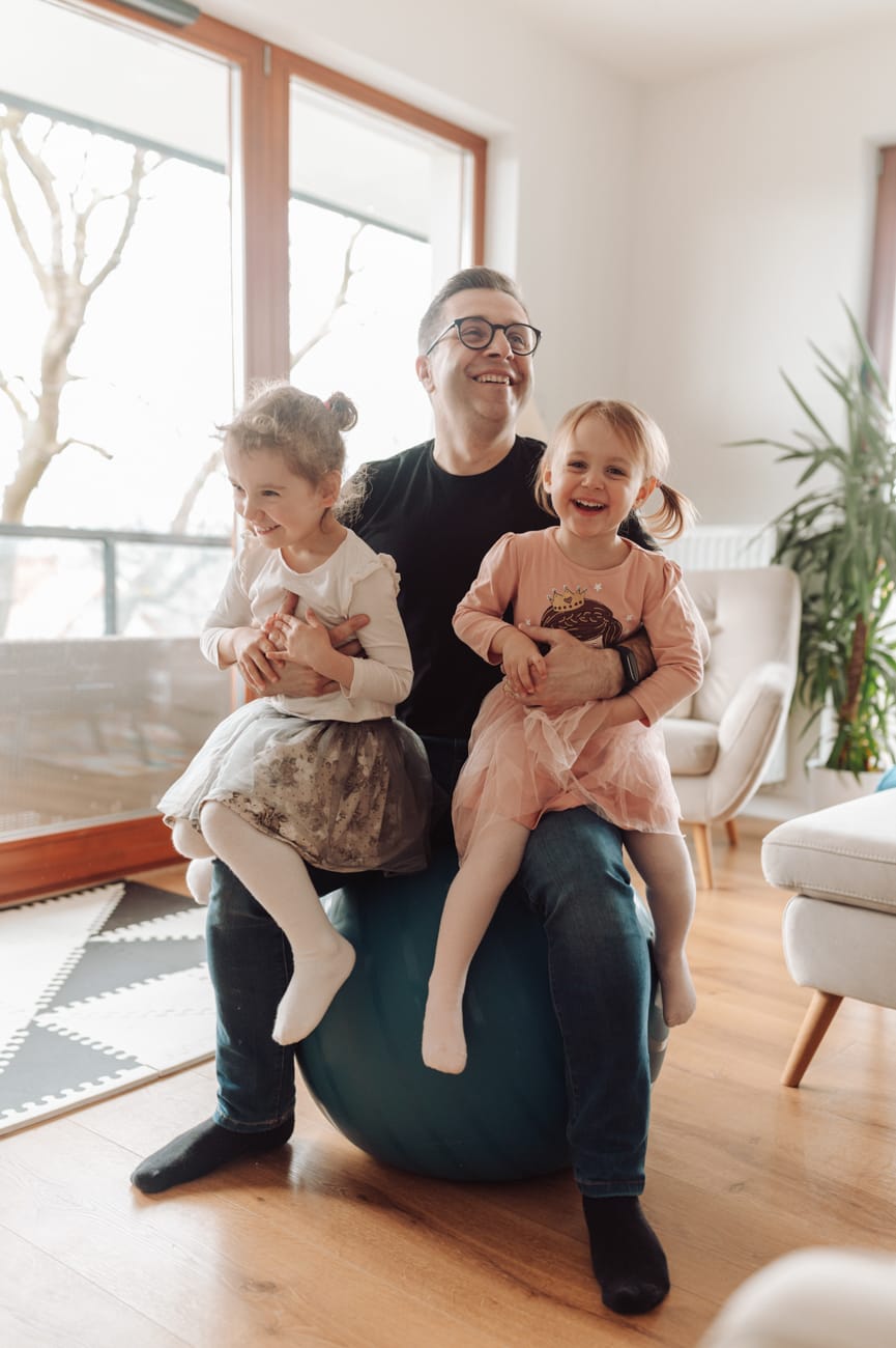 Tata bawi się z córkami sesja w domu Gdańsk