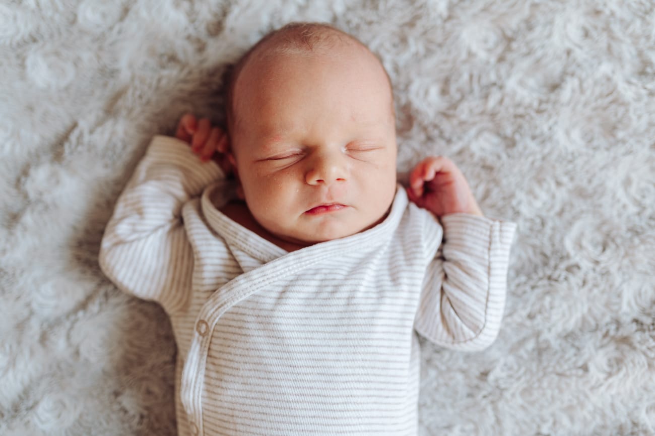 Śpiący noworodek domowa sesja noworodkowa Gdańsk