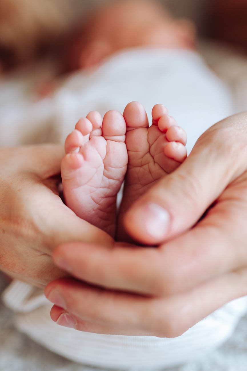 Stópki noworodka w dłoniach rodziców sesja Gdańsk