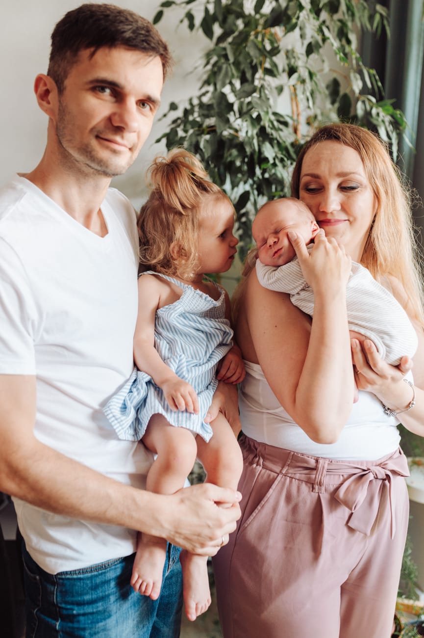 Mama przytula noworodka sesja noworodkowa w domu Gdańsk