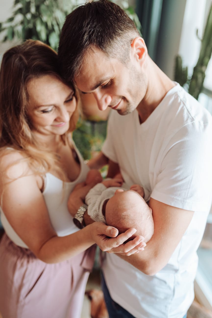 Rodzice z noworodkiem w naturalnym świetle sesja Gdańsk