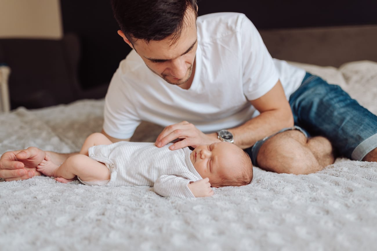 Tata patrzy na noworodka domowa sesja Gdańsk