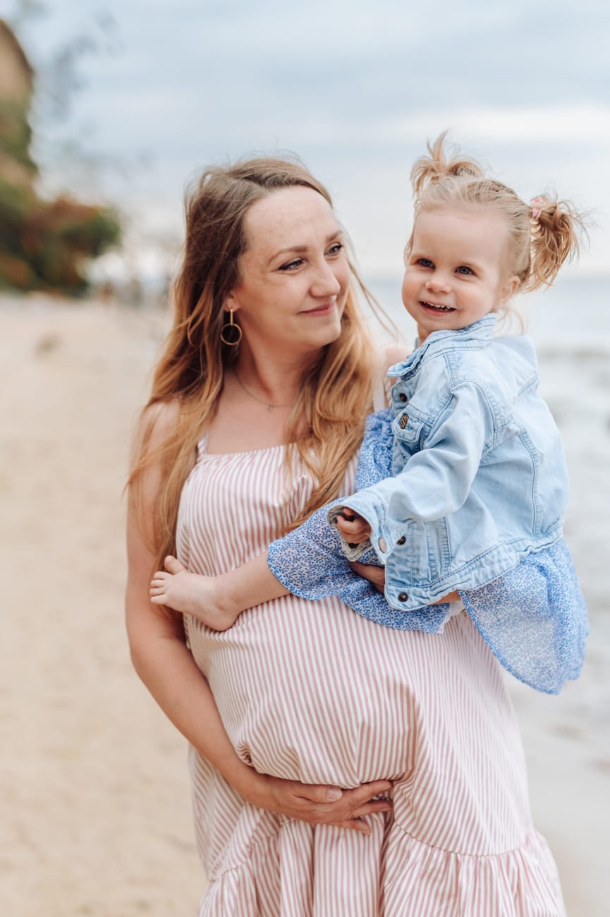 Mama w ciąży bawi się z córką na plaży Gdynia