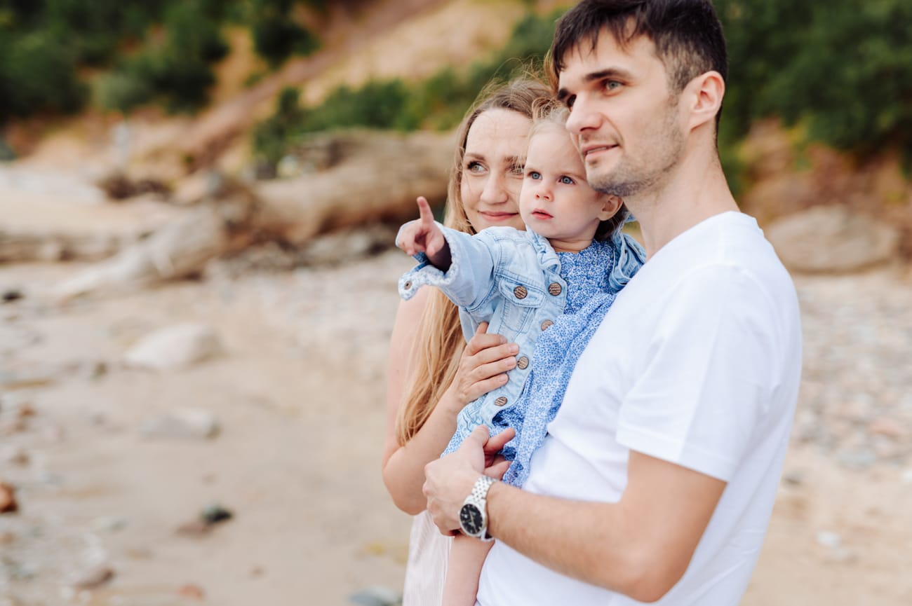 Dziewczynka biegnie po plaży sesja ciążowa Gdynia