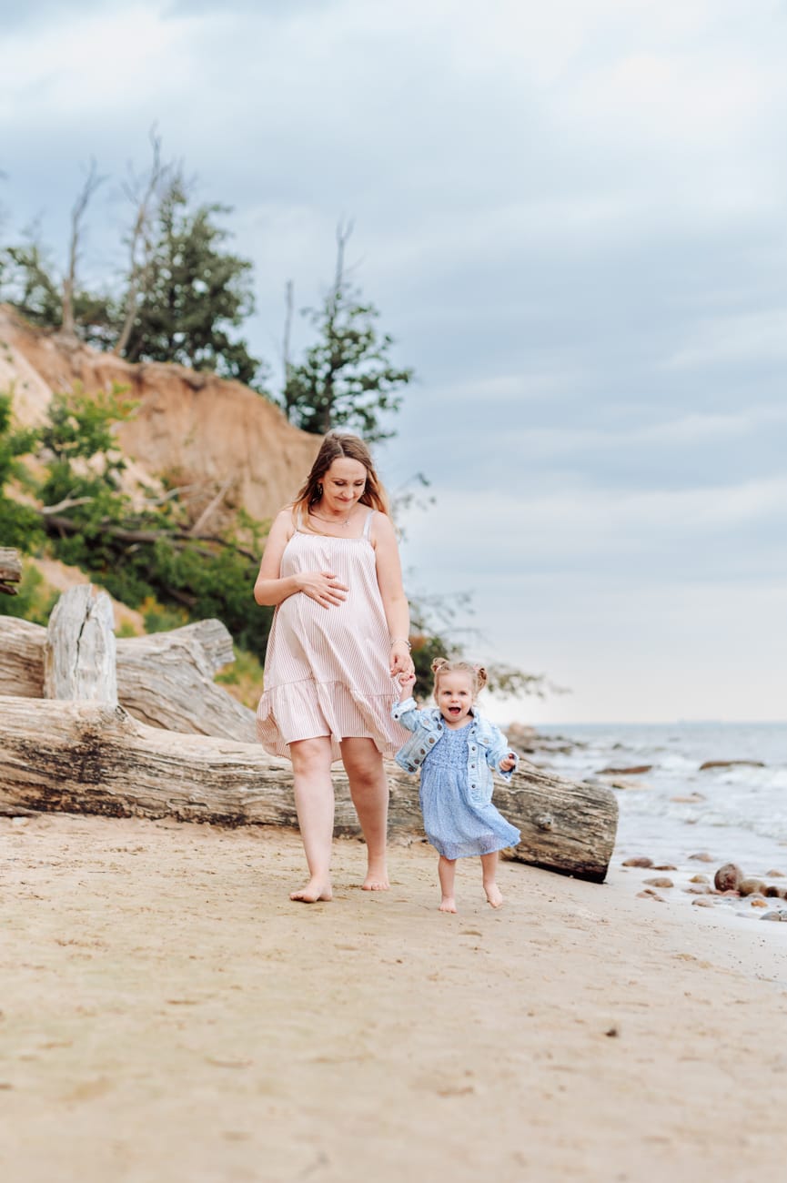 Mama z córką na tle klifu Gdynia sesja ciążowa