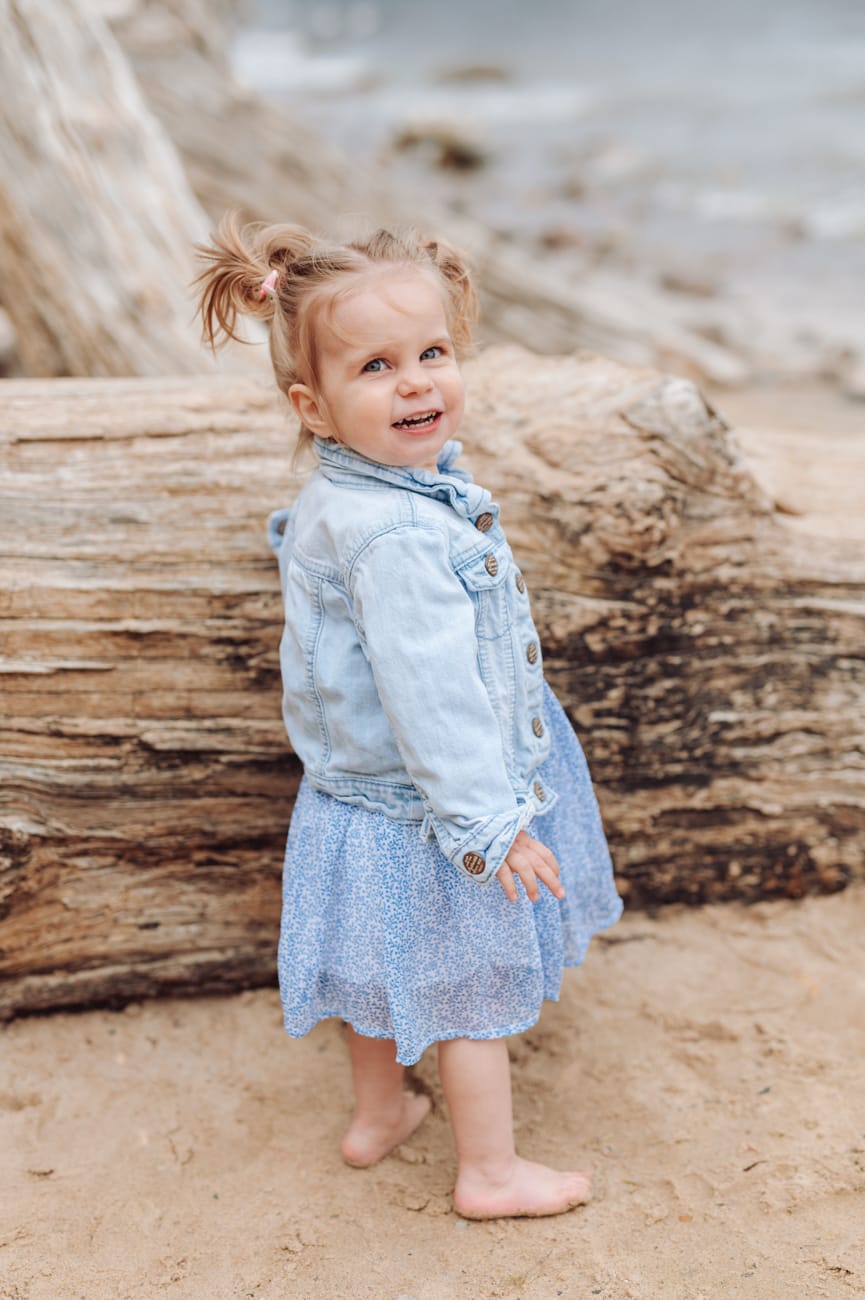 Portret dwulatki na plaży sesja ciążowa Gdynia