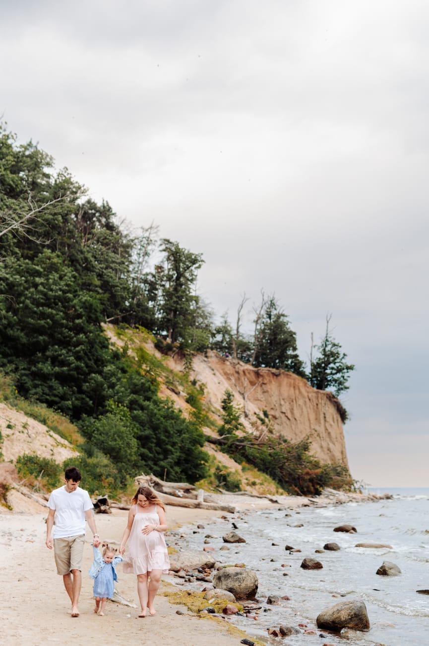 Rodzina spaceruje po plaży zachód słońca Gdynia