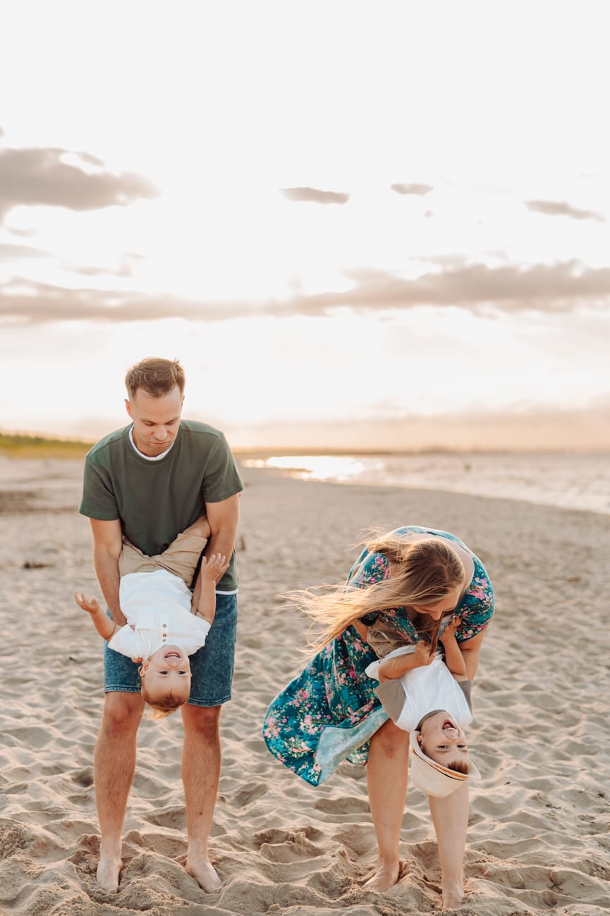 Rodzinne zabawy zachód słońca sesja nad morzem