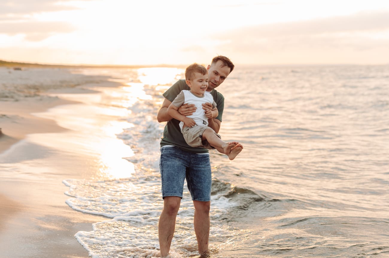 Tata podrzuca syna zachód słońca sesja rodzinna