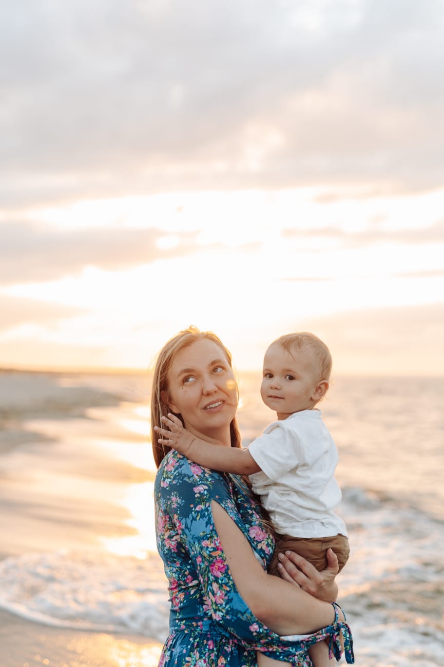 Mama z synem patrzą na morze zachód słońca