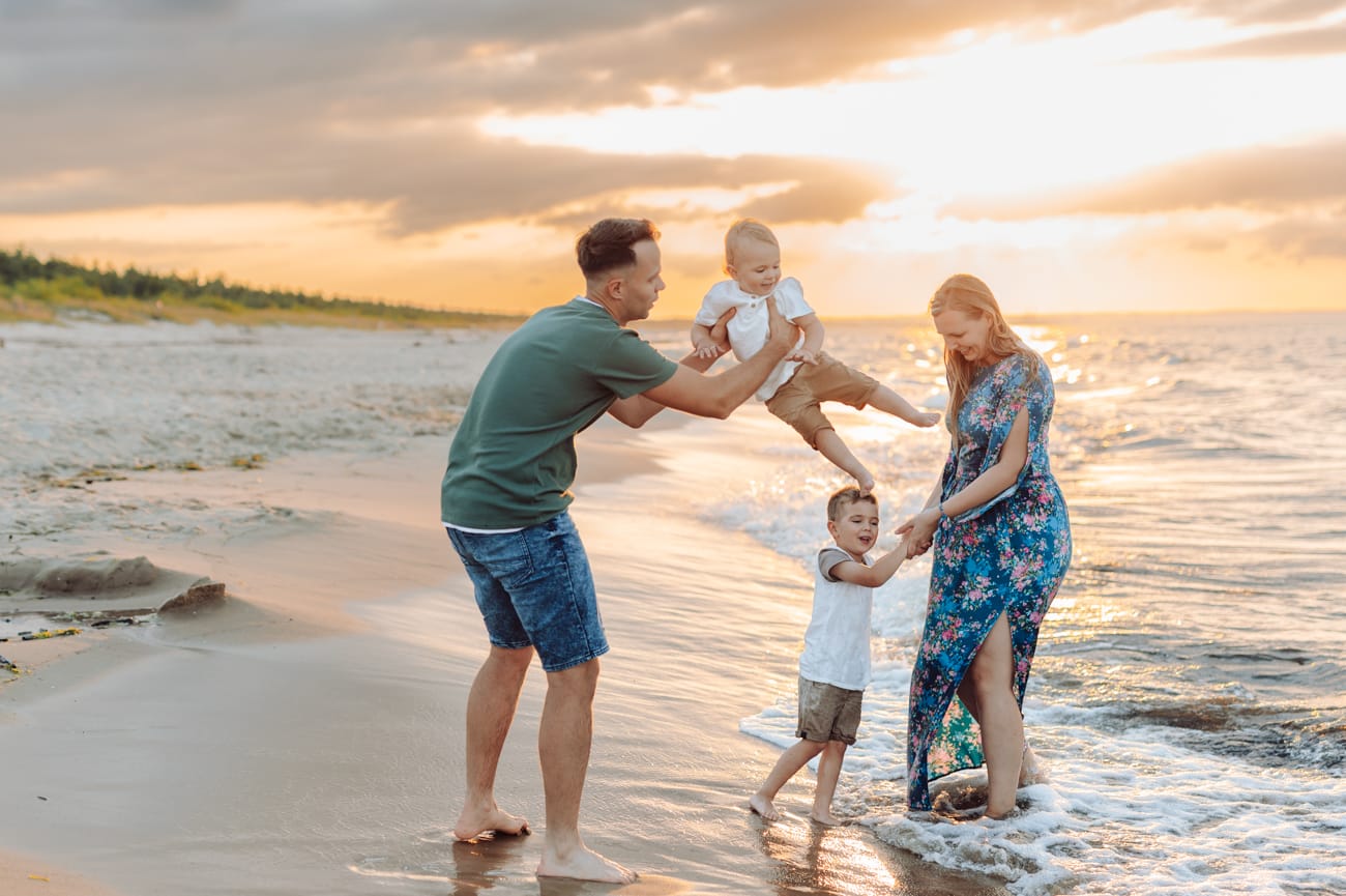Rodzina na pustej plaży zachód słońca sesja rodzinna