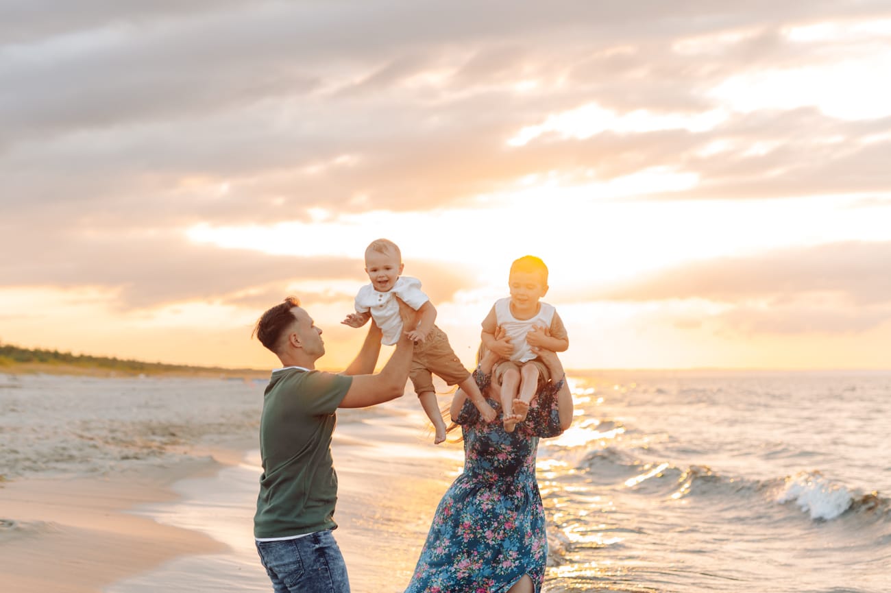 Rodzinne zabawy zachód słońca sesja nad morzem
