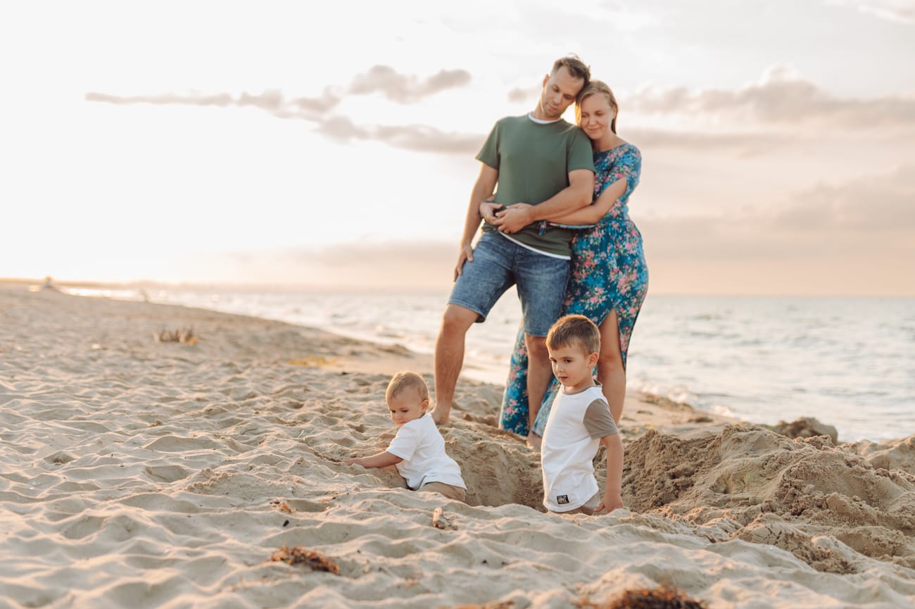 Chłopcy na plaży sesja rodzinna zachód słońca